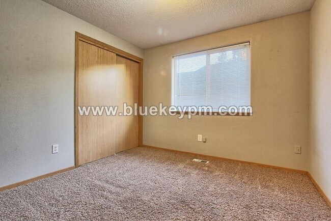 Building Photo - 3 Bed, 2 Bath Home in a Culdesac Near St. James Road and NE 54th Street