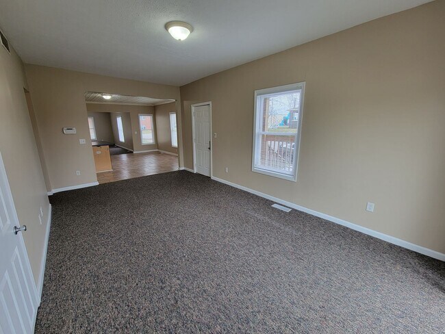 Building Photo - 3 bed, 2 bath. Close to ND