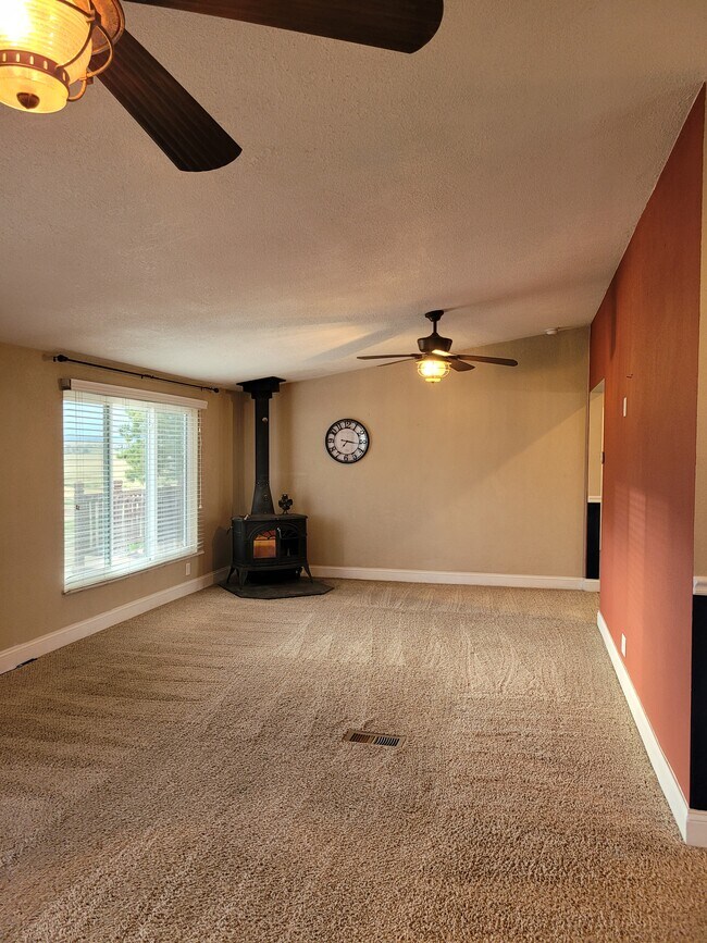 Building Photo - 11665 Blaney Rd S