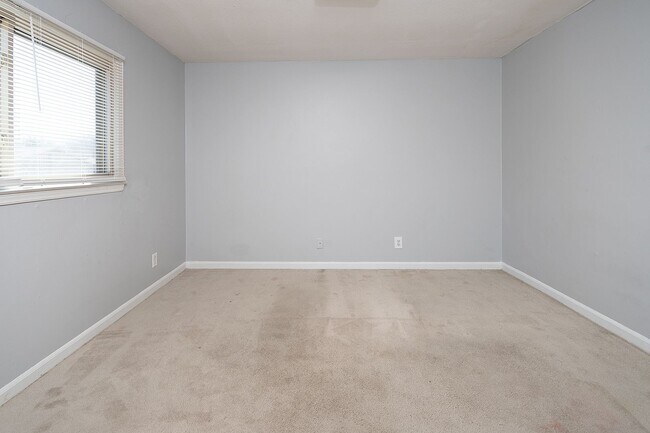 Building Photo - Spacious, affordable two bedroom townhouse in a great location in Charlotte!