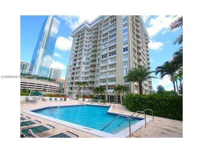Building Photo - 1420 Brickell Bay Dr