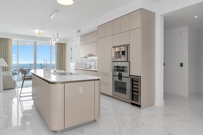 Building Photo - 16901 Collins Ave
