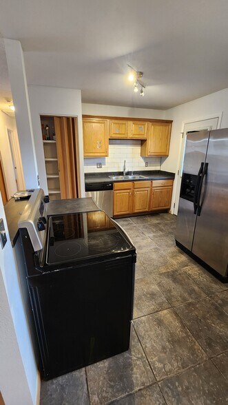 Building Photo - 2228 Fernwood Drive