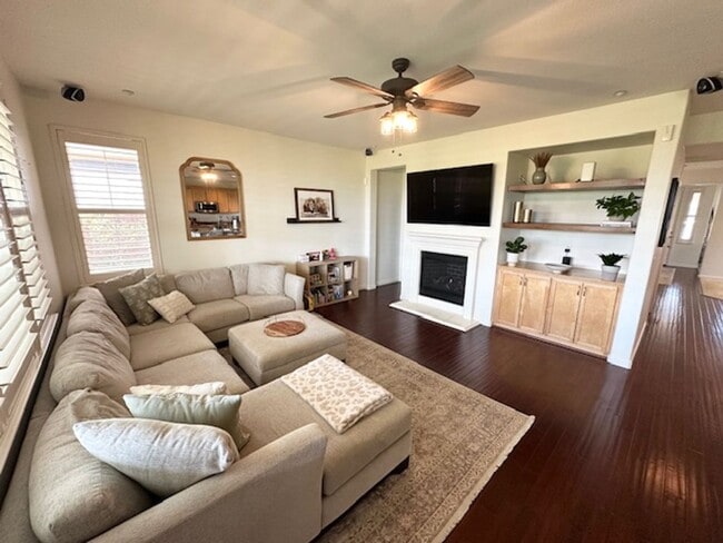 Building Photo - Brentwood 4 bd/ 2.5 bath with Speakeasy Ro...