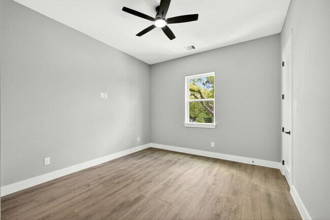 Building Photo - 4517 Larch Ln