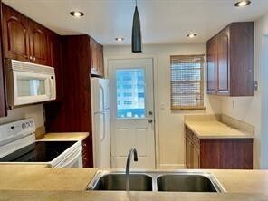 Building Photo - 320 NE 12th Ave