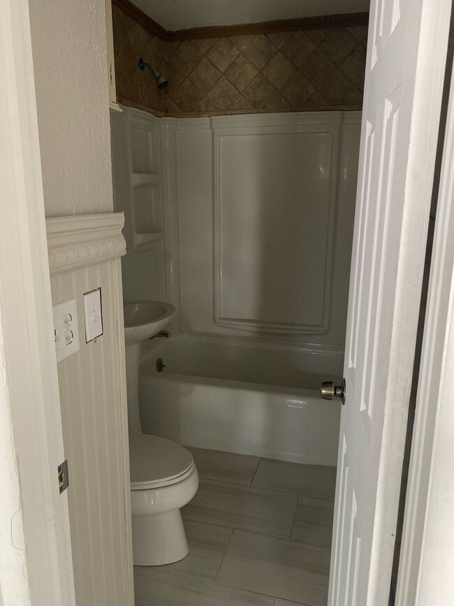 Building Photo - Beautiful Newly Remodeled Affordable Housi...
