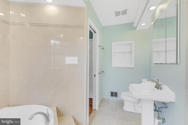 Building Photo - 10401 Courthouse Dr