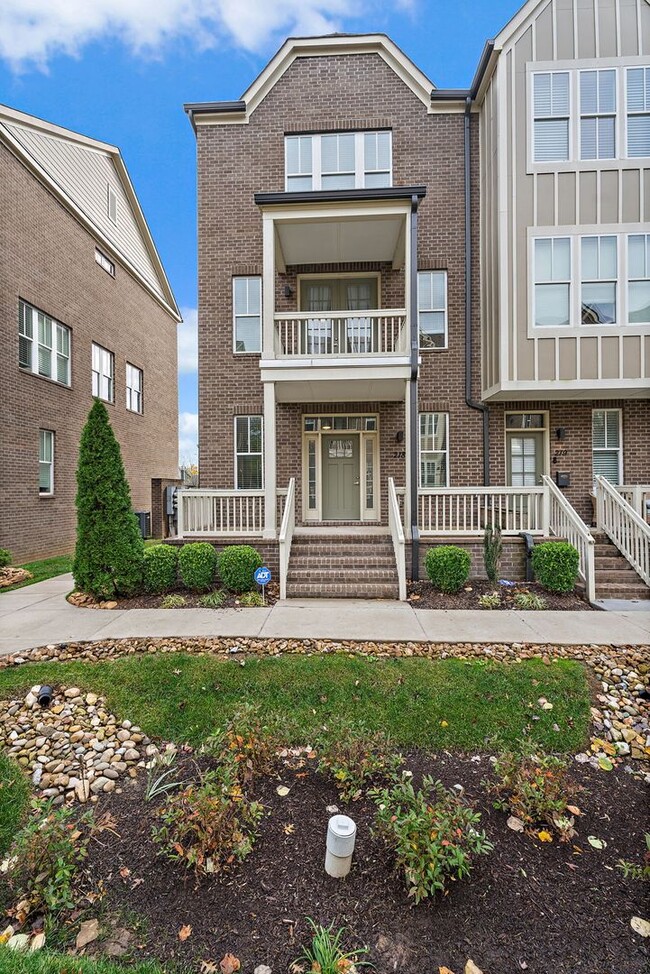 Building Photo - Gorgeous Spacious Townhome in the Heart of...