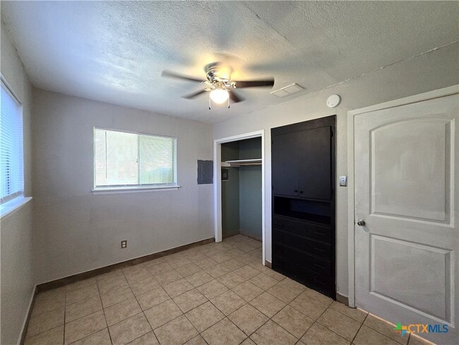 Building Photo - 212 E Valley Rd