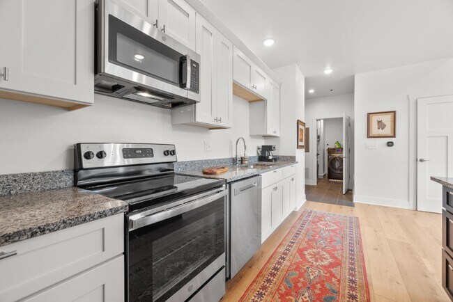 Building Photo - 301 N Mulberry St