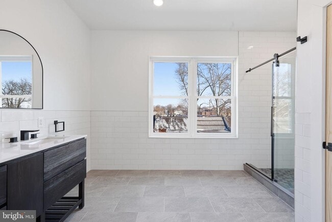 Building Photo - 458 W Earlham Ter