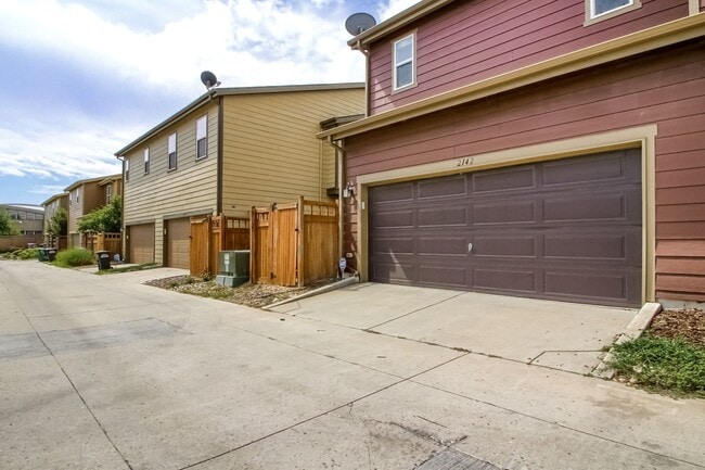 Building Photo - Beautiful 3 bedroom townhome in Central Park (Stapleton) Neighborhood