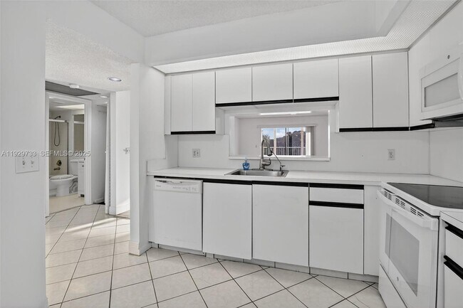 Building Photo - 900 SW 128th Ave