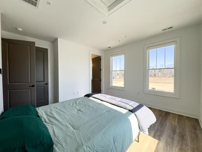 Building Photo - Gorgeous Townhome For Rent in the heart of...