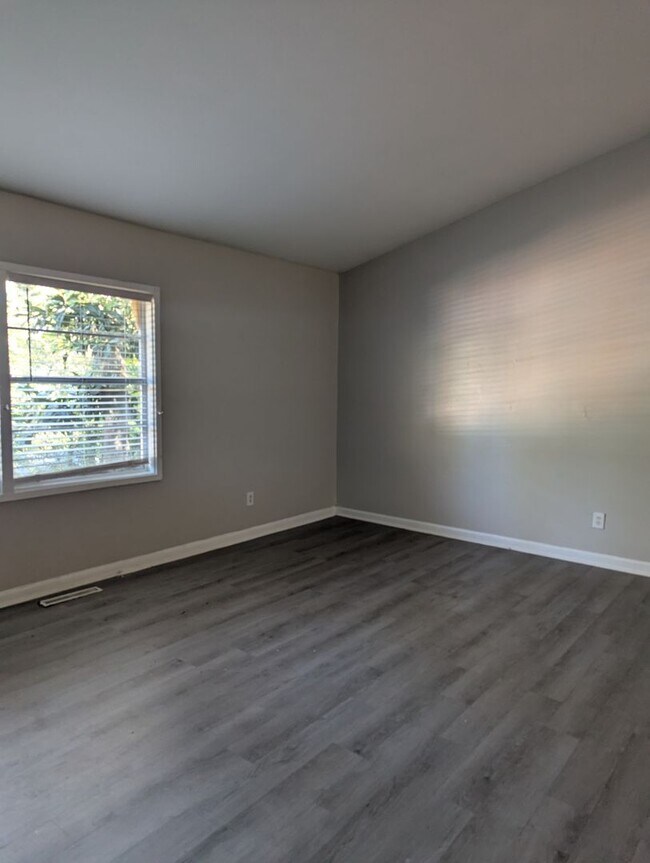 Building Photo - 225 Ridgewood Ave