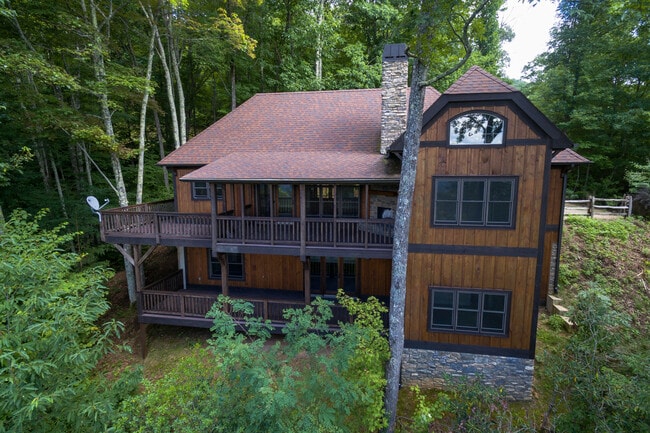 Building Photo - Beautiful Mountain home in Balsam Mountain Preserve Community $3500 a month with year-long lease