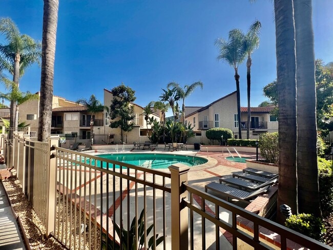 Building Photo - Georgous Calabasas Condo