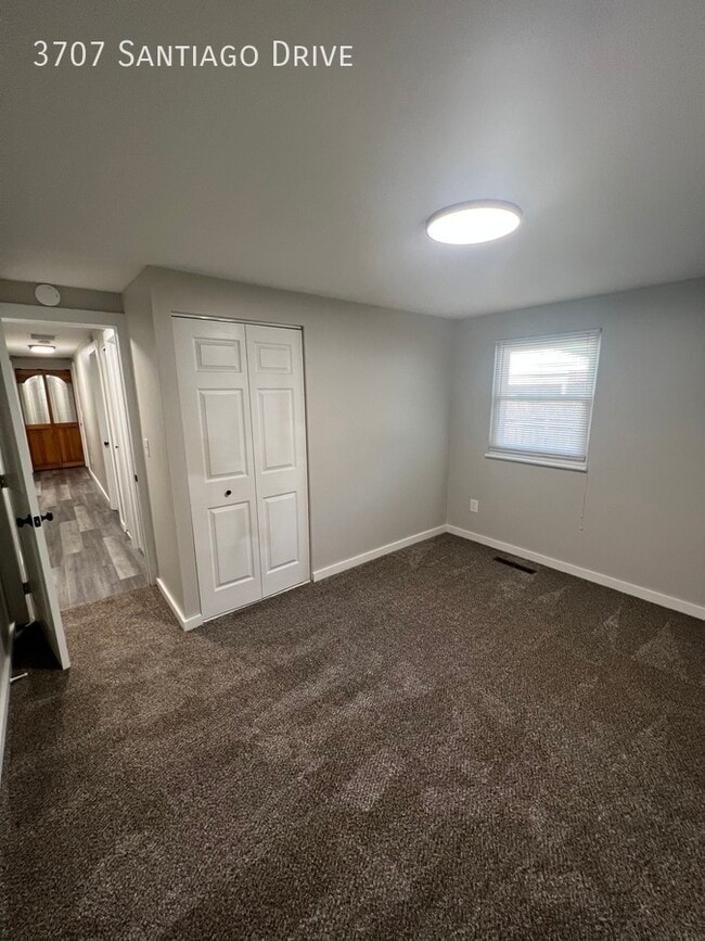 Building Photo - 3707 Santiago Dr