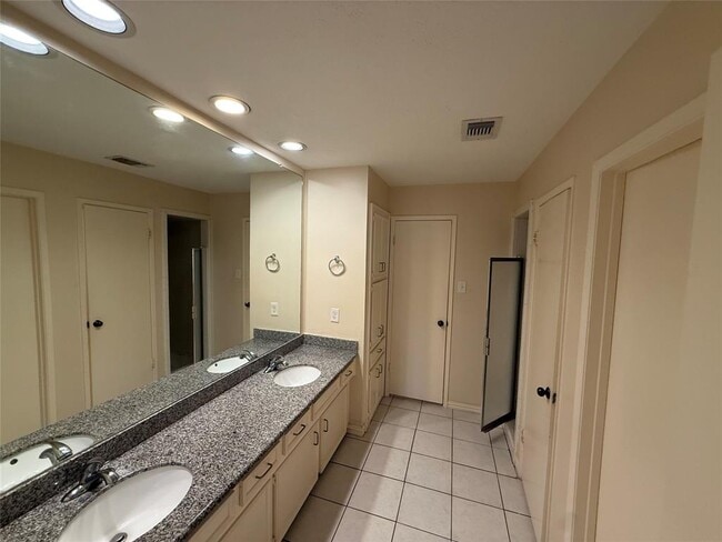 Building Photo - 3031 Green Fields Dr