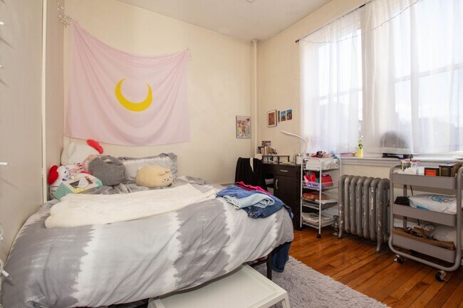 Building Photo - Brookline 3bed / 1bath near BU available September 2026