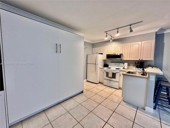 Building Photo - 1480 S Ocean Blvd