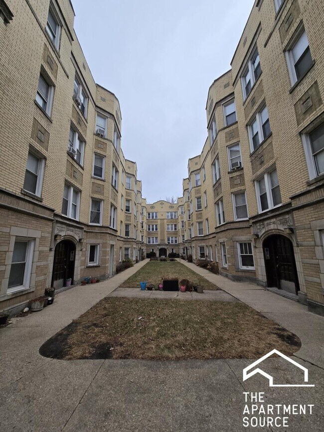 Building Photo - 1808 W Farwell Ave