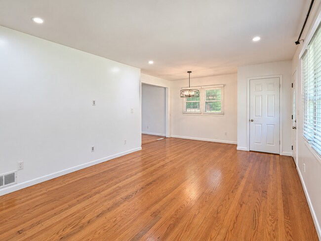 Building Photo - 2579 Bonnybrook Dr SW