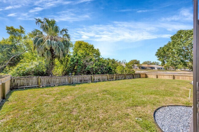 Building Photo - 10461 Hunters Haven Blvd