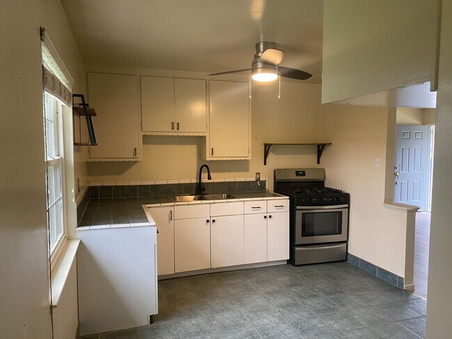 Building Photo - CHARMING COTTAGE IN DOWNTOWN PLEASANTON!