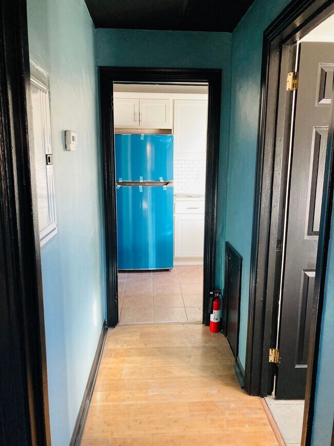 Building Photo - 922 Western Ave