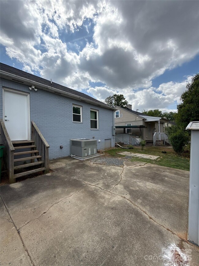 Building Photo - 300 E Peterson Dr