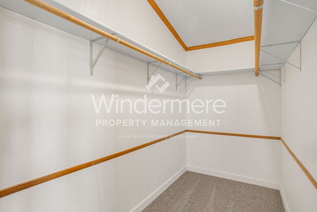 Building Photo - Wide open space- offering 6month lease