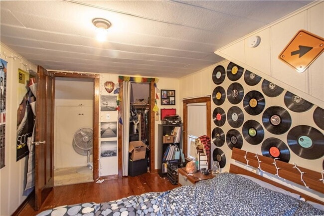 Building Photo - 3 bedroom, 1 bathroom Home With Garage