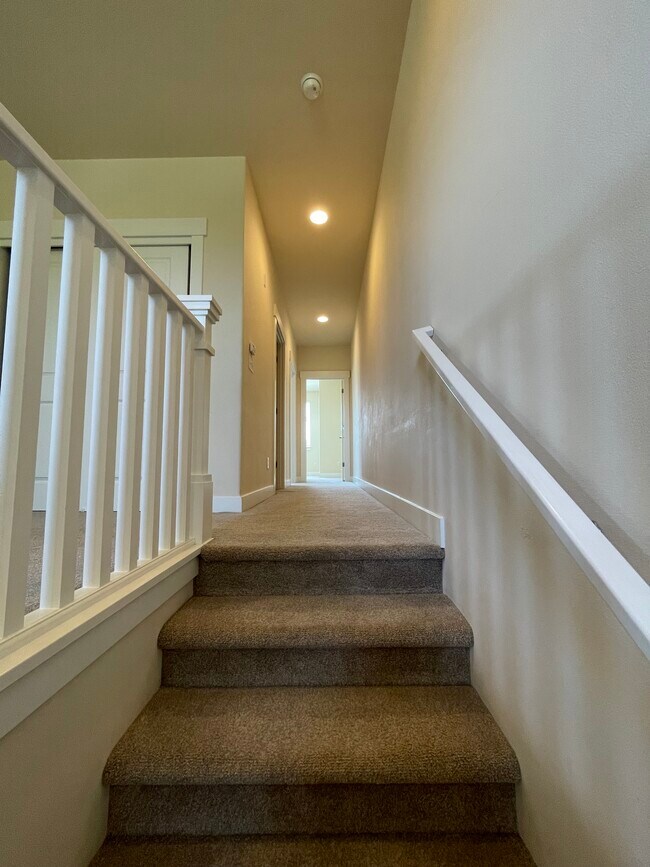 Building Photo - 13904 North Pointe Cir