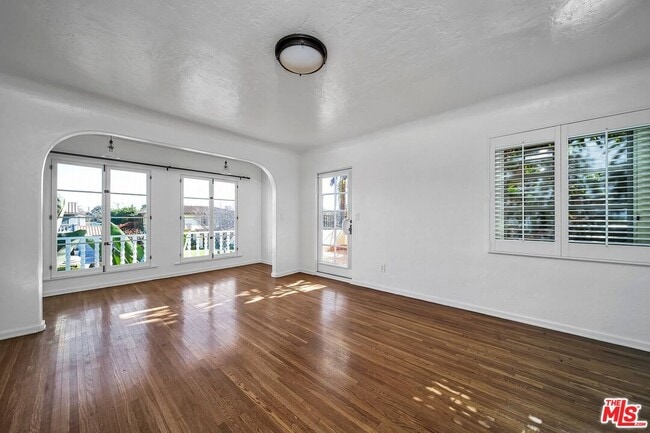 Building Photo - 333 S Roxbury Dr