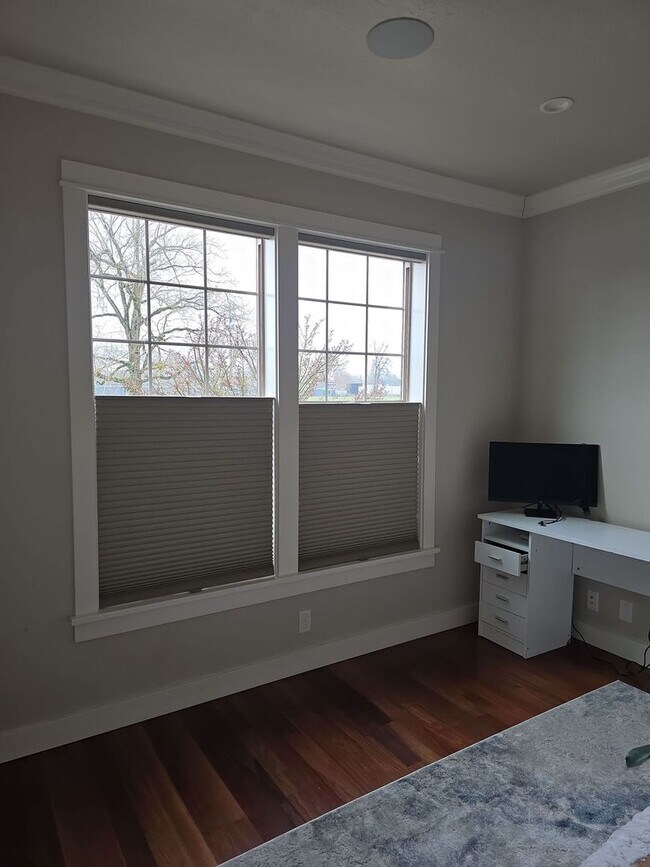 Building Photo - 3-Bedroom Home with RV Parking Near Valley River Center