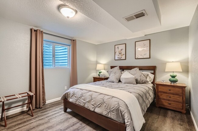 Building Photo - Beautiful 5 BDR Louisville Home/ Private Backyard