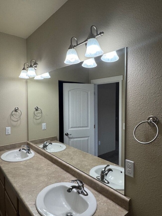 Building Photo - TOWNHOME/ 3 LEVELS W/ FENCED YARD AND GARA...