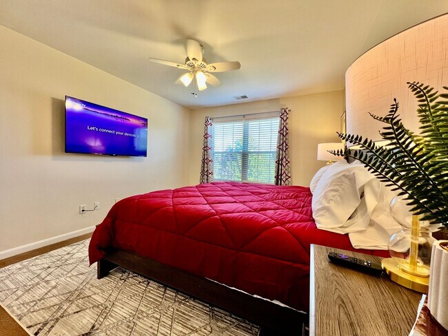 Building Photo - Large executive home in pool community Mas...