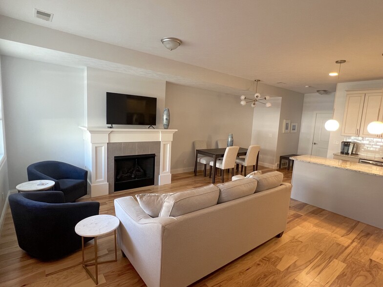 Living/Dining Room - 982 Lake Ridge Dr