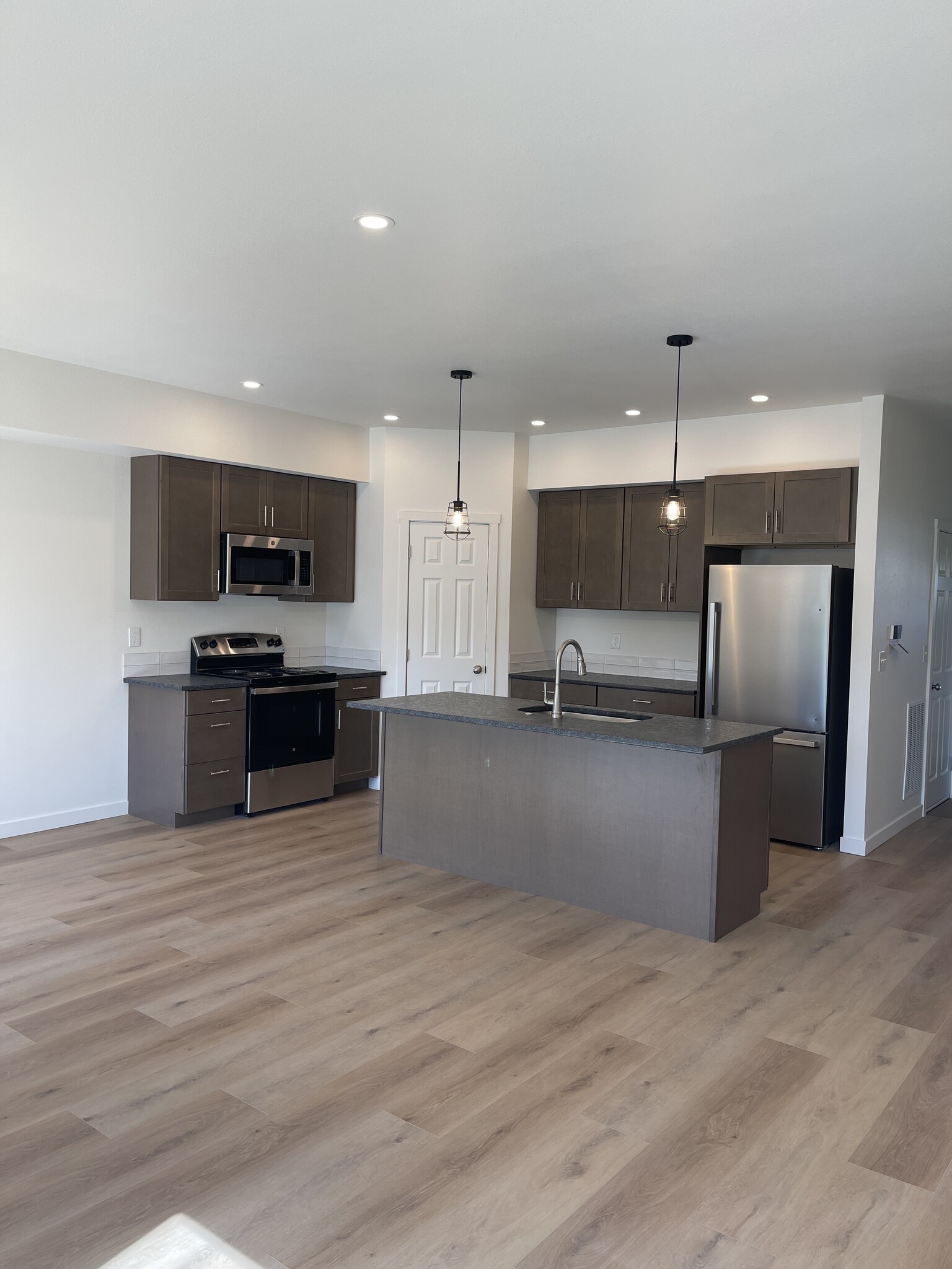 Building Photo - 1502 S E Landen Dr