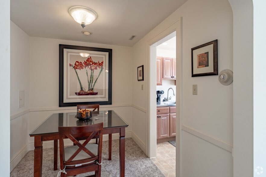 1R, 1BA - 800SF - Dining Room - 585 W Ferry St