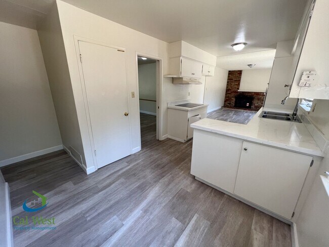 Building Photo - 10600 E Estates Dr