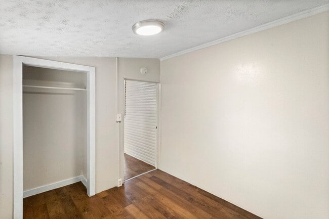 Building Photo - Spacious 3bdrm/1bath Home with large yard ...