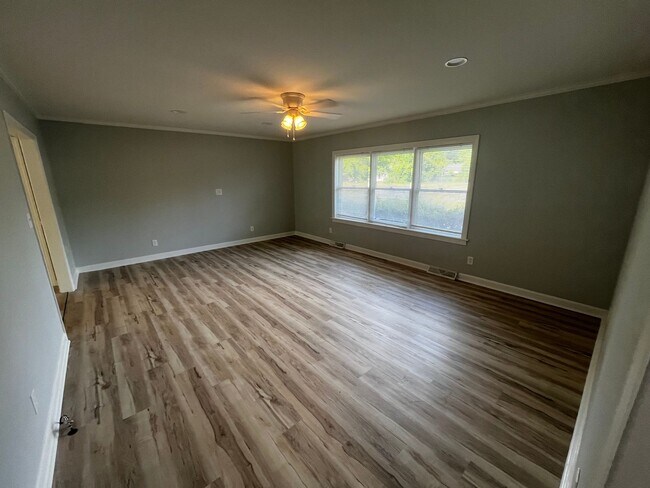 Building Photo - 5bd/2ba Remodeled Brick Ranch Home with Spacious Private Yard