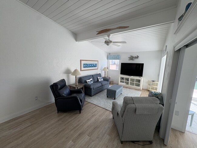 Building Photo - 907 Gibbs Rd