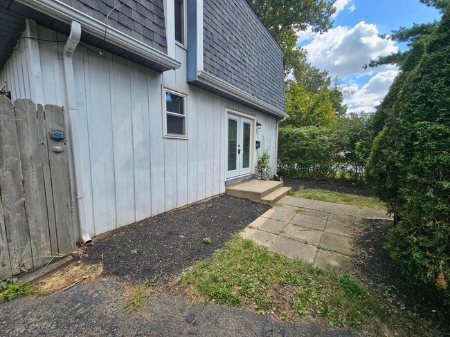 Building Photo - 2084 Brookfield Rd