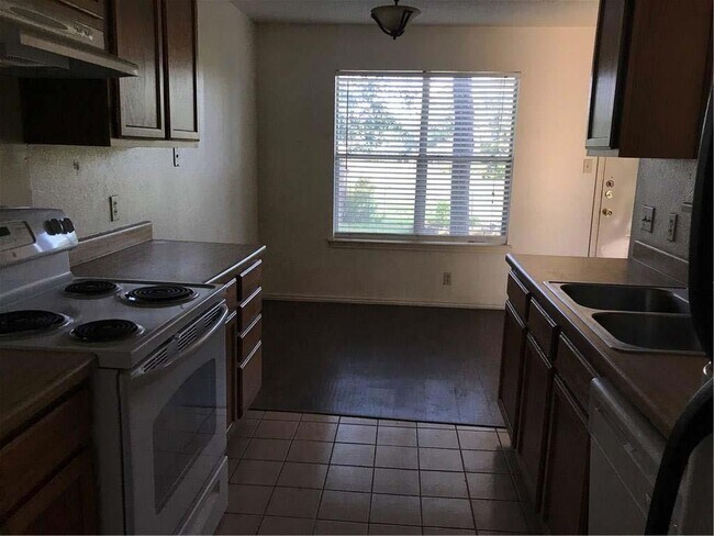 Building Photo - 6107 Parkwood Dr