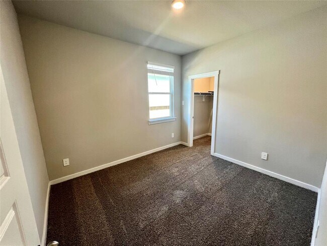 Building Photo - 12708 Ermine St